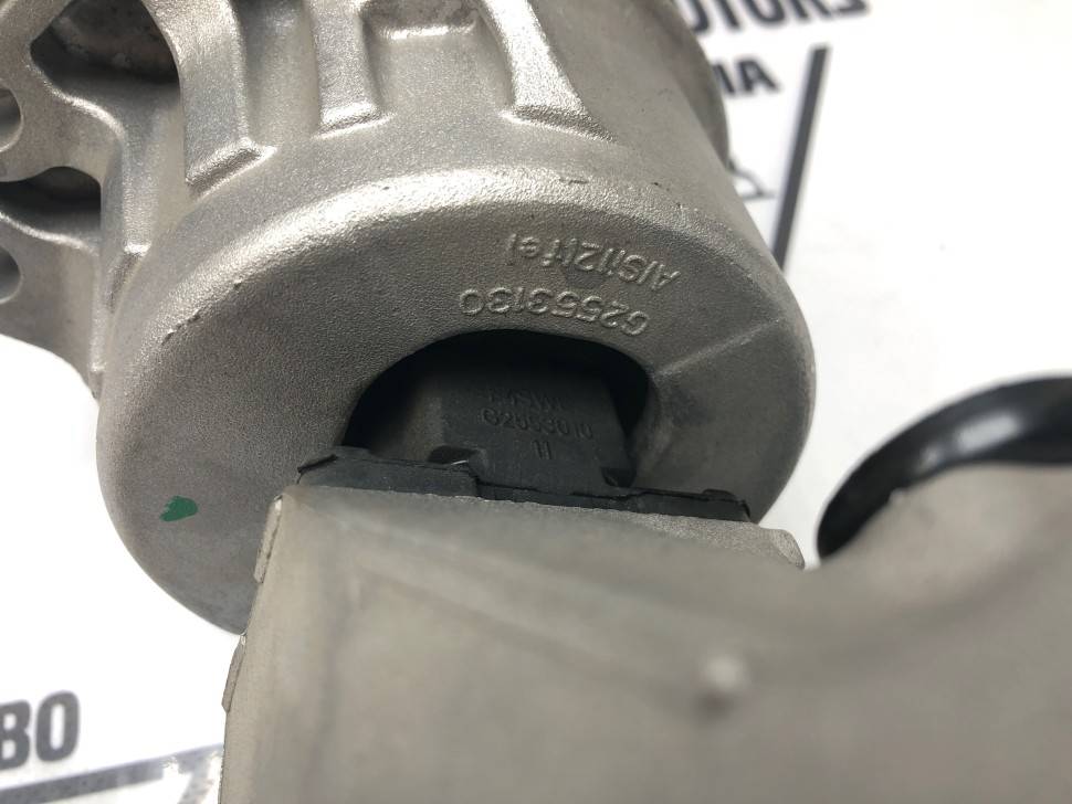 Опора двигателя правая ​Вольво S60 II, V60, S80 II, V70 III, XC60​ \\ VOLVO Original 31262708