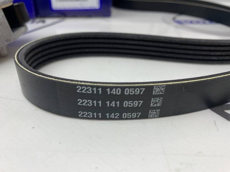 Комплект натяжителя ремня с ремнем и роликом для Вольво S80 II, V70 III, XC70 II, XC60, S60 II \\ Дизель \\ VOLVO Original 31401425