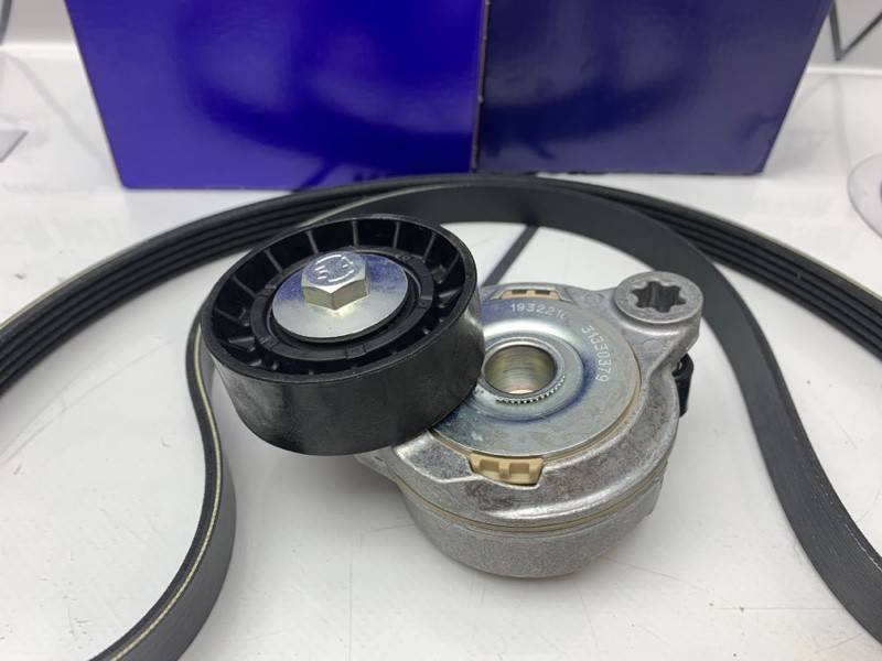 Комплект натяжителя ремня с ремнем и роликом для Вольво S80 II, V70 III, XC70 II, XC60, S60 II \\ Дизель \\ VOLVO Original 31401425