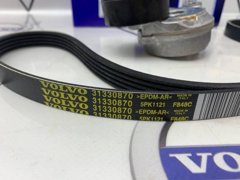 Комплект натяжителя ремня с ремнем и роликом для Вольво S80 II, V70 III, XC70 II, XC60, S60 II \\ Дизель \\ VOLVO Original 31401425
