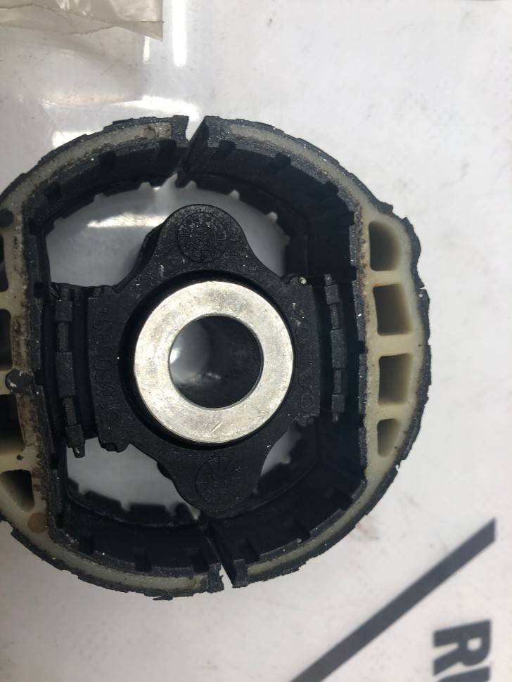 Сайленблок заднего кулака (цапфы) Volvo S60 III, S90 II, V90 II, V60, V60CC, V90CC, XC60 II, XC90 II, Polestar 1 \\ VOLVO (Original) 31360595