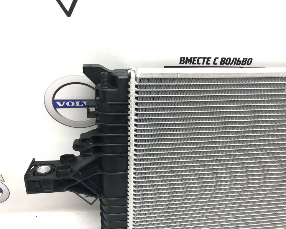 Радиатор охлаждения VOLVO S60, S80, V70, XC70 \\ КПП автомат, механика \\ VOLVO (Original)