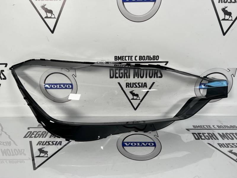 Стекло для правой фары VOLVO XC60 II \\ 2018- \\ SWParts SW31656561