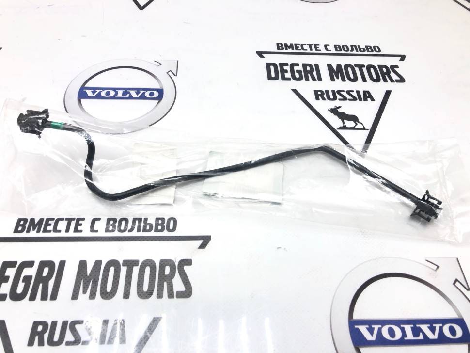 Трубка системы охлаждения от бачка на радиатор Volvo S60 II, S80 II, XC70 II, XC60 FR2 3.2 \\ LAND ROVER LR006165