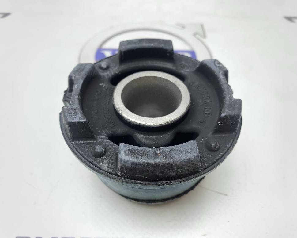 Сайлентблок переднего подрамника VOLVO S60 S80 V70 XC90 \\ VOLVO Original 8678497