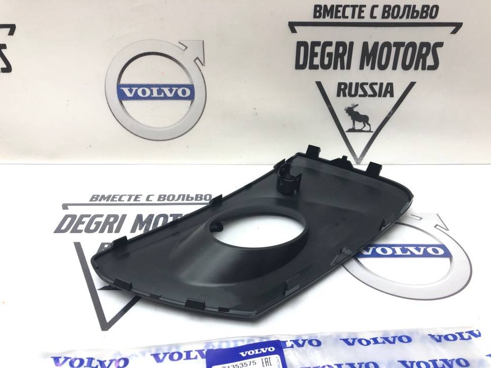 Накладка птф правой XC70 \\ 2013-2016 \\ Volvo Original 31353575
