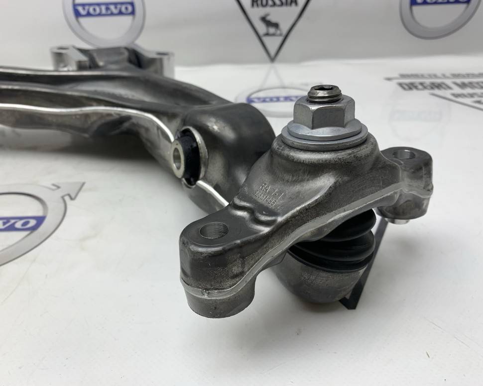 Рычаг передний левый Volvo V60CC (19-), V90 CC, XC60 (18-), XC90 (16-) \\ VOLVO (Original) 32381879