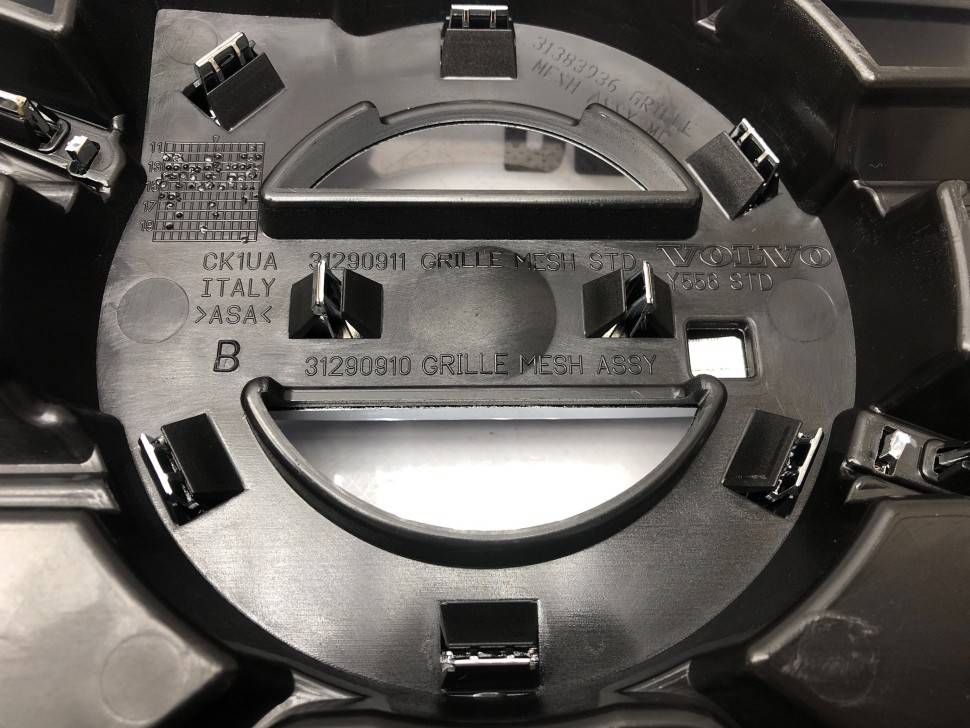 Решетка радиатора VOLVO V40 cross country \\ VOLVO Original 31290910