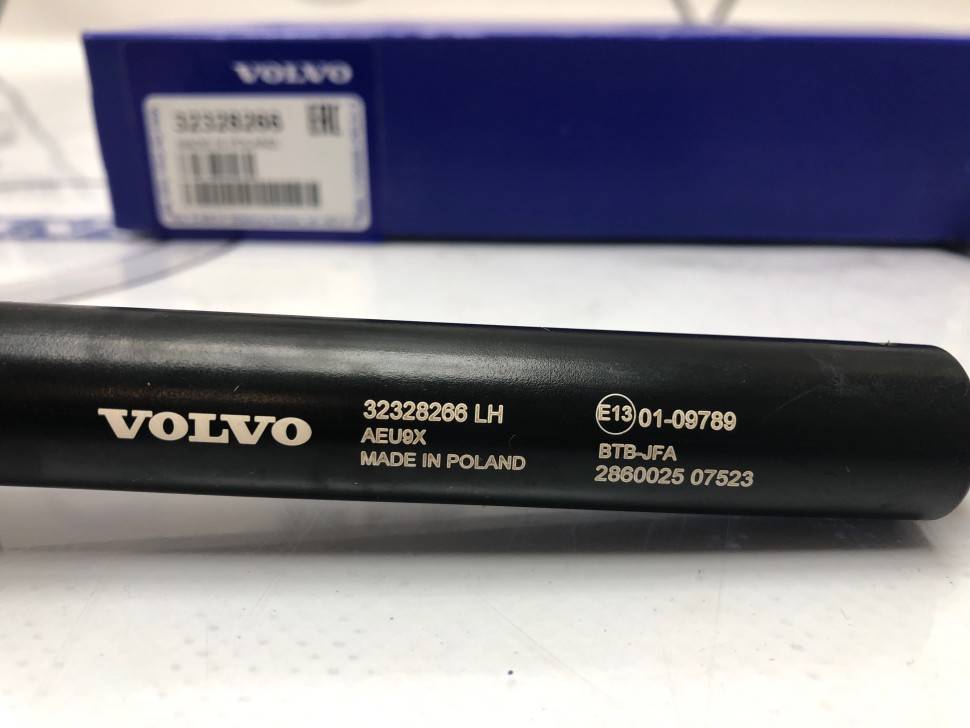 Форсунка омывателя фары левой Volvo XC60 II \\ VOLVO Original 32328266