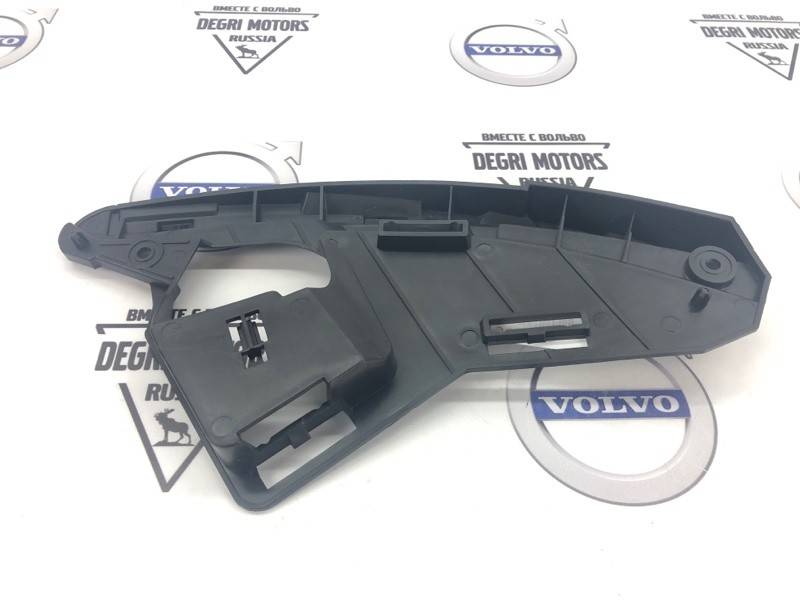 Кронштейн переднего бампера, левый под фарой Вольво XC60.jpg