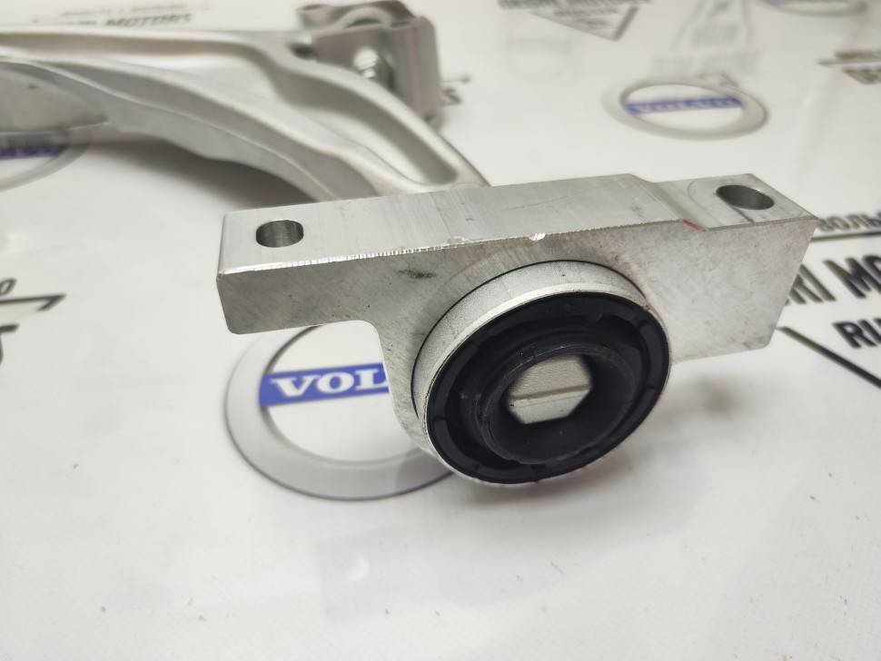 Рычаг передний правый XC60 II, XC90 II, V60CC, V90CC \\ нижний \\ SW-Parts SW32381881