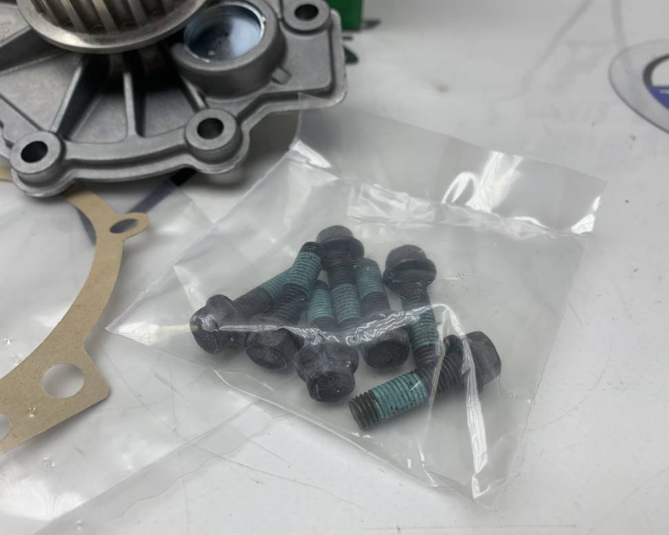 Помпа, насос водяной VOLVO S40 II, S60 II, S80 II, XC70 II, XC60, XC90 \\ D5204 D5244 \\ INA 538 0497 10