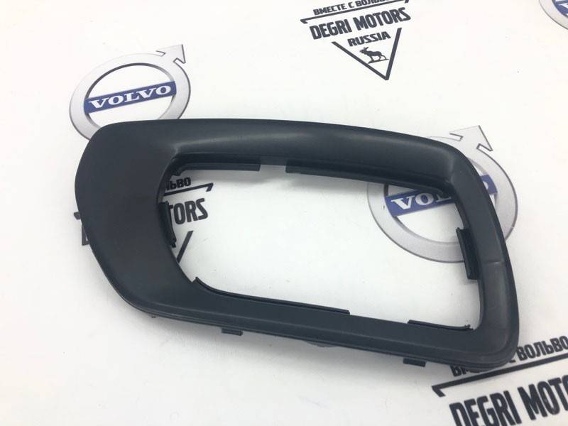 Рамка решетки противотуманной фары, левая Вольво XC70.jpg