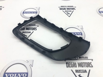 Рамка левой противотуманной фары декоративная Вольво XC70 II CH -174999  \\ SWParts SW30744506