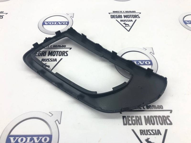 Рамка левой противотуманной фары декоративная Вольво XC70 II CH -174999 \\ SWParts SW30744506