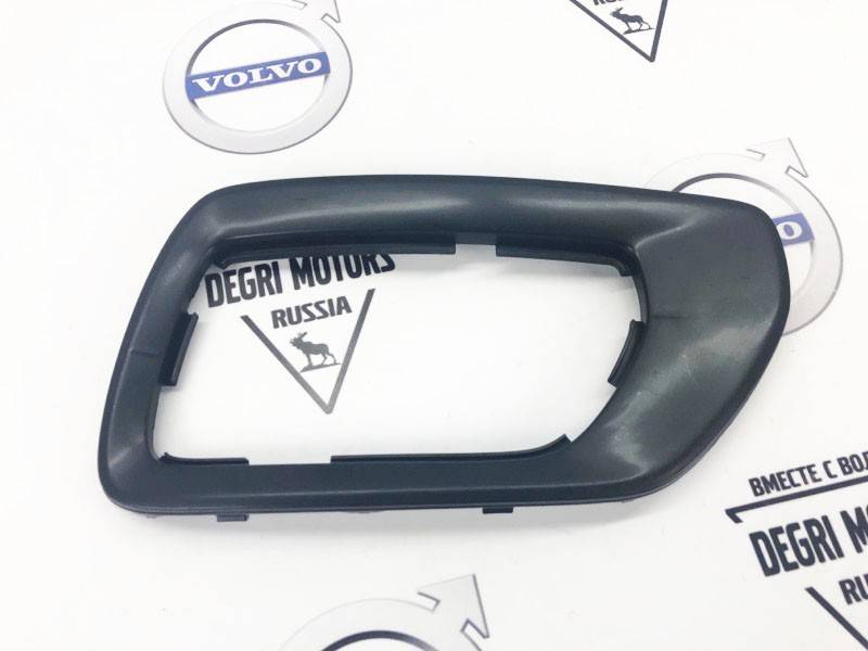 Рамка решетки противотуманной фары, правая Вольво XC70.jpg