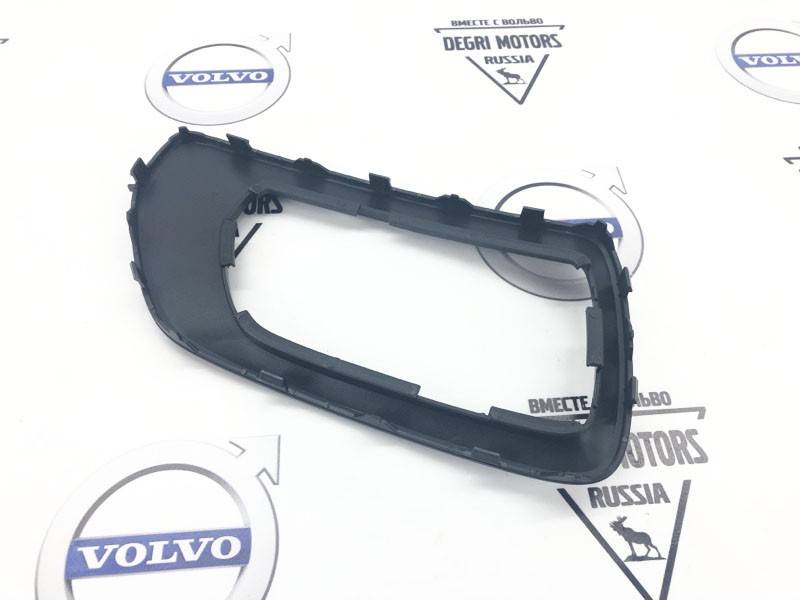 Рамка правой противотуманки декоративная Вольво XC70 II \\ CH -174999 \\ SWParts SW30744507