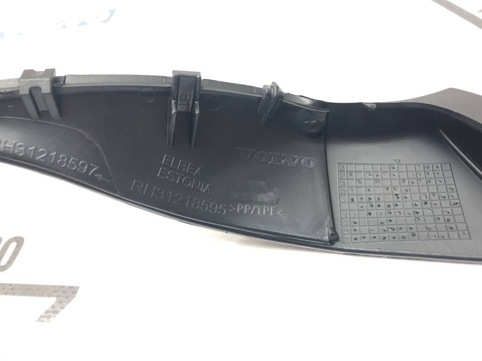 Окончание молдинга лобового стекла правого Вольво S80 II, V70 III \\ VOLVO Original 31218597