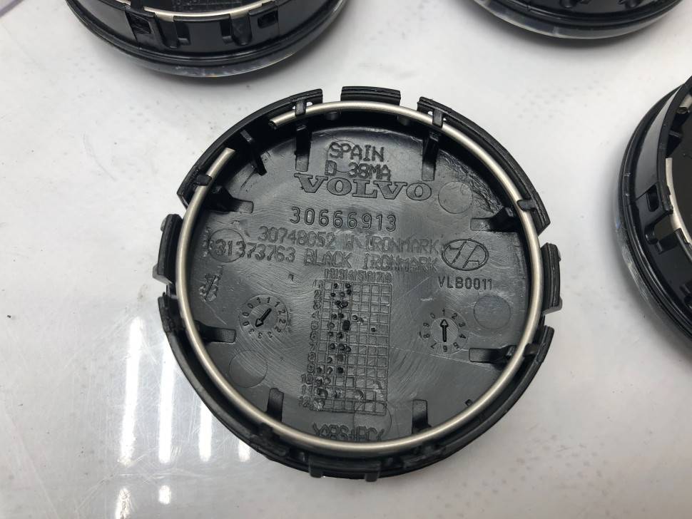 Колпак литого диска серый \\ Комплект \\ VOLVO C30, S40 II, V50, S60, S60 II, S80 II, V60, V70 III, XC60, XC70 II, XC90 \\ VOLVO Original