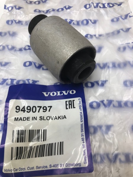 Сайлентблок нижнего рычага задней подвески \\ Volvo S60, S80, V70 II \\ VOLVO Original 9490797