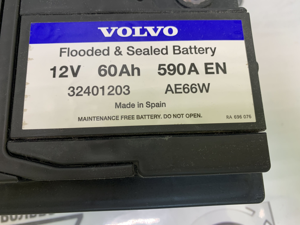Аккумулятор 590А обратная полярность 60 Ah Вольво S40 II, C30, V50 \\ VOLVO (Original) 32401203